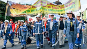 Kämpferische Stahlarbeiter beim Stahlaktionstag am 22.09.17 in Bochum. Die DEW-Kollegen stehen also nicht allein vor der Entscheidung, entschieden den Kampf aufzunehmen.