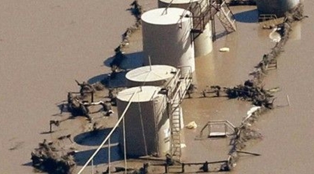 Die Bohrstelle versunken im Hochwasser in Colorado, USA Die Bohrstelle versunken im Hochwasser in Colorado, USA