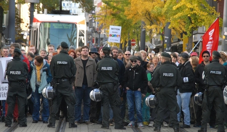 Im Vorfeld rechnete die Polizei mit 50 – 100 Gegendemonstranten, dafür wurde eine Hundertschaft aufgeboten! Im Vorfeld rechnete die Polizei mit 50 – 100 Gegendemonstranten, dafür wurde eine Hundertschaft aufgeboten!