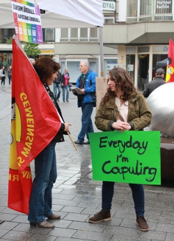 Taksimsolidaritätsaktion am Kugelbrunnen Sinngemäß steht auf dem Schild „Ich kämpfe täglich um meine Rechte!“ Taksimsolidaritätsaktion am Kugelbrunnen Sinngemäß steht auf dem Schild „Ich kämpfe täglich um meine Rechte!“