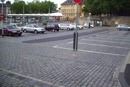 Traurige Realität: der Kornmarkt als fast leerer Parkplatz. Dahinter die untaugliche Luxushaltestelle. Stadtentwicklungs-„Konzept“? Traurige Realität: der Kornmarkt als fast leerer Parkplatz. Dahinter die untaugliche Luxushaltestelle. Stadtentwicklungs-„Konzept“?