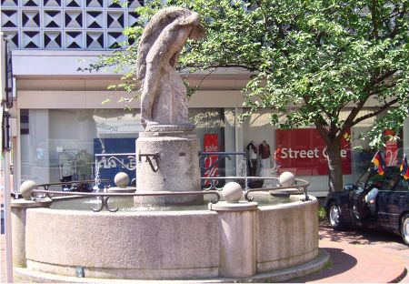 Der Sackträgerbrunnen gehört auf einen bürgerfreundlich gestalteten, auch für Kinder und Jugendliche attraktiven Kormarkt – solch eine Stadtentwicklung stünde für ein unverwechselbares und lebenswertes Witten Der Sackträgerbrunnen gehört auf einen bürgerfreundlich gestalteten, auch für Kinder und Jugendliche attraktiven Kormarkt – solch eine Stadtentwicklung stünde für ein unverwechselbares und lebenswertes Witten