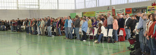 Die Teilnehmerinnen und Teilnehmer des Wahlkongresses am 2. Oktober in Berlin gedenken den Opfern von Aleppo Die Teilnehmerinnen und Teilnehmer des Wahlkongresses am 2. Oktober in Berlin gedenken den Opfern von Aleppo