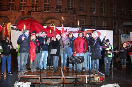 „Wir haben die Schließung niemals akzeptiert und tragen die Fackel weiter“ An der von der Montagsdemobewegung organisierten revier-weiten Protestkundgebung gegen die Schließung am 8. Dezember 2014 beteiligte sich auch AUF Witten.