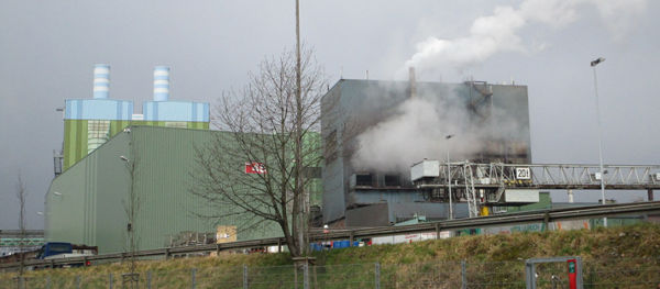 DEW vom Ruhrdeich Richtung Norden. Die Abluftventilatoren sind vom Bahnsteig aus nicht zu sehen und blasen so verdeckt und höchstwahrscheinlich ohne dezidierte Messung Stäube in die Luft. (eigenes Foto)