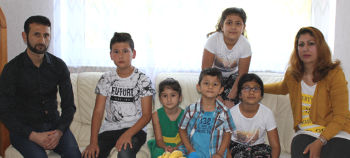 Herr und Frau Ansari mit den Kindern Kasim (11 J.- links), den Zwillingen Safa und Marwah (6 J. – Mitte), Zohal (10 J. - hinten), Naziyeh (7 J.) Sie leben in Witten und haben Angst vor Abschiebung. Herr und Frau Ansari mit den Kindern Kasim (11 J.- links), den Zwillingen Safa und Marwah (6 J. – Mitte), Zohal (10 J. - hinten), Naziyeh (7 J.) Sie leben in Witten und haben Angst vor Abschiebung.