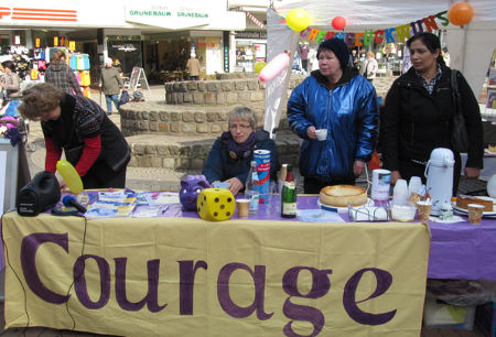 Die Wittener Gruppe des Frauenverbands Courage mit einem Infostand. Die Weltfrauenkonferenz wurde von ihnen tatkräftig mit organisiert. Die Wittener Gruppe des Frauenverbands Courage mit einem Infostand. Die Weltfrauenkonferenz wurde von ihnen tatkräftig mit organisiert.