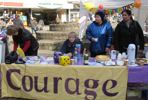 Die Wittener Gruppe des Frauenverbands Courage mit einem Infostand. Die Weltfrauenkonferenz wurde von ihnen tatkräftig mit organisiert.