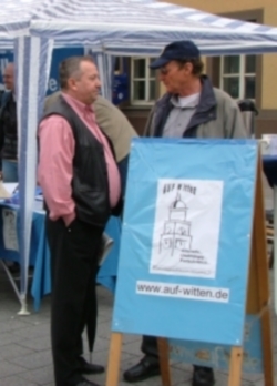 Peter Spyrka (links) mit Romeo Frey am Infostand