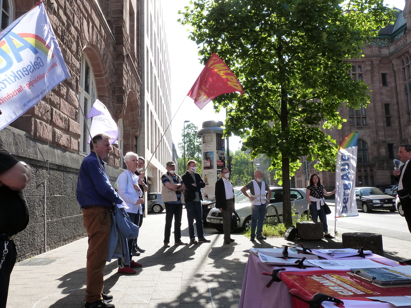 Kundgebung vor Gerichtsgebäude