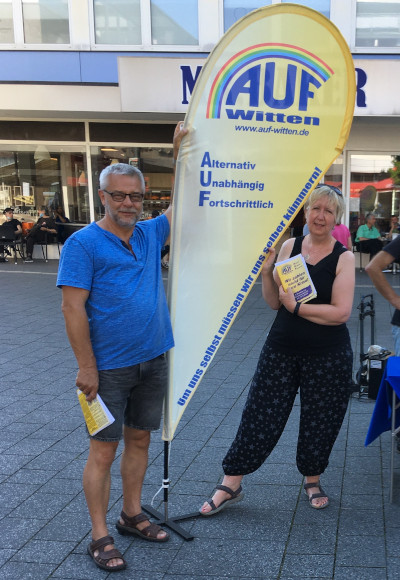 Ratsmitglied Achim Czylwick (Listenplatz 1) und Vorstandsmitglied Diana Vöhringer (Listenplatz 2) vor einer Beachflag mit neuem Logo