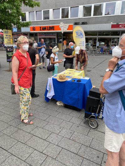 Rege Diskussionen im Hintergrund am Infostand