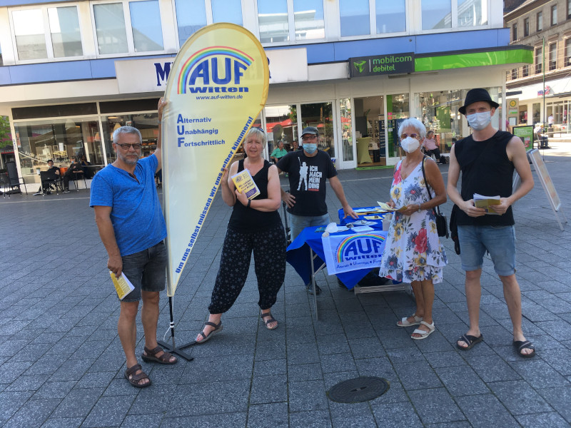 Hier sind 5 unserer Kandidaten, unter anderem die Spitzenkandidaten Achim Czylwick und Diana Vöhringer, aktiv am Infostand von AUF Witten