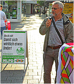 Achim Czylwick im Einsatz. Er wurde von zahlreichen ehrenamtlichen Wahl-helfern unterstützt.