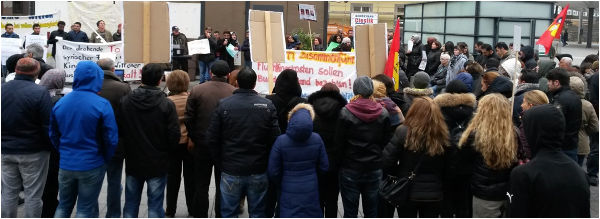 Die Montagsdemo organisierte eine Protestkundgebung vor dem Rathaus gegen einen Terror-Anschlag in Ankara und für die Familienzusammenführung kurdischer Flüchtlinge Die Montagsdemo organisierte eine Protestkundgebung vor dem Rathaus gegen einen Terror-Anschlag in Ankara und für die Familienzusammenführung kurdischer Flüchtlinge