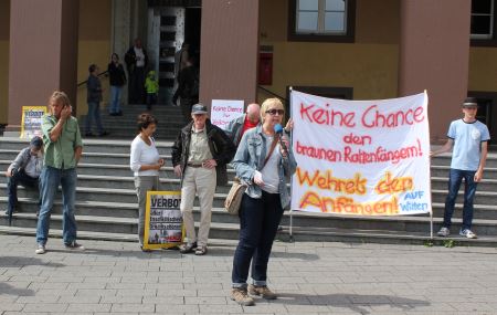 Diana Vöhringer, Mitglied im Vorstand von AUF Witten, hat auf der Kundgebung gegen den Einzug von Pro NRW klar Stellung bezogen. Keine Chance den braunen Rattenfängern!