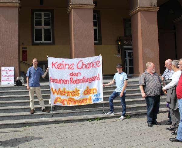 Keine Chance den braunen Rattenfängern! Wehret den Anfängen! Keine Chance den braunen Rattenfängern! Wehret den Anfängen!