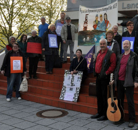 Die Kundgebung vor dem Landesgericht in Hamm zum Prozess von Christian Link. Es wurden über 145 Euro Spenden für die Prozesskosten gesammelt, was die große Solidarität zum Ausdruck bringt. Die Kundgebung vor dem Landesgericht in Hamm zum Prozess von Christian Link. Es wurden über 145 Euro Spenden für die Prozesskosten gesammelt, was die große Solidarität zum Ausdruck bringt.