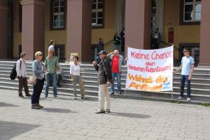 Romeo Frey leitete die Kundgebung mit offenem Mikrofon. Es wurden zahlreiche Diskussionsbeiträge gehalten.