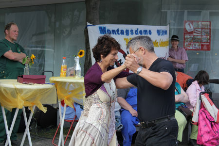 Der von Achim und Agathe Czylwick aufgeführte Tango Argentino wurde in Ar-gentinien während der Militärdiktatur verboten. Die Argentinier haben sich dennoch nicht unterkriegen lassen und weiter getanzt. Er ist Ausdruck des Protests gegen Unterdrückung und Ausbeutung. Der von Achim und Agathe Czylwick aufgeführte Tango Argentino wurde in Ar-gentinien während der Militärdiktatur verboten. Die Argentinier haben sich dennoch nicht unterkriegen lassen und weiter getanzt. Er ist Ausdruck des Protests gegen Unterdrückung und Ausbeutung.