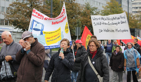 Auch bei schlechtem Wetter wird demonstriert!