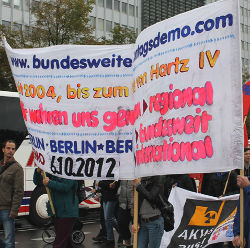 Seit 13 Jahren finden in ganz Deutschland die Montagsdemos statt. Längst hat sie sich zum "Tag des Widerstands" entwickelt und ist ein einmaliges politisches Forum geworden. Seit 13 Jahren finden in ganz Deutschland die Montagsdemos statt. Längst hat sie sich zum "Tag des Widerstands" entwickelt und ist ein einmaliges politisches Forum geworden.