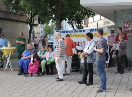 2012 wurde am Jahrestag, der gut besucht war, auf der Montagsdemo mit viel Kultur kräftig gefeiert.