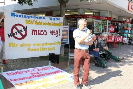 Die Montagsdemo hat ein offenes Mikrofon, d.h. jeder kann sich an der Diskussion beteiligen mit einer Ausnahme: Faschisten sind unerwünscht!