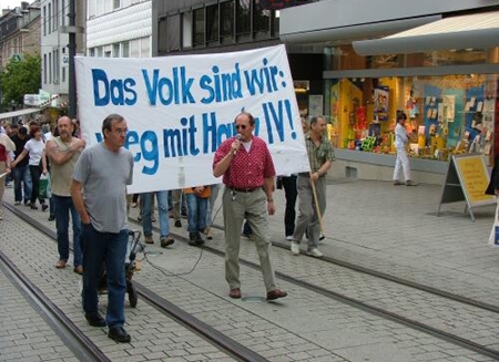 Die Wittener Montagsdemo in den Anfängen: Das Volk sind wir! Weg mit Hartz IV!