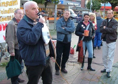 Von Beginn an kann sich jeder am offenen Mikrofon der Montagsdemo zu Wort melden!