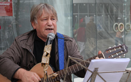 Norbert Ruppik war einer der Montagsdemonstranten der ersten Stunde. Jedes Jahr reist er aus Bielefeld an, um seine aussagekräftigen Lieder aufzuführen und mit uns zu feiern. Vielen Dank!