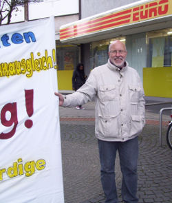 Reinhard gut gelaunt mit dem Transparent