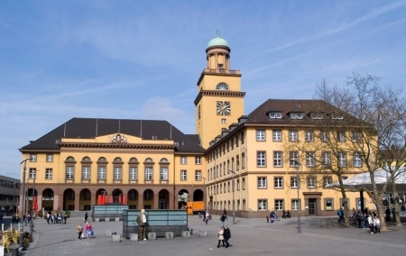 Wir dürfen gespannt sein, wie es mit der Rathaussanierung in Zukunft weitergeht. Bildquelle: www.wikipedia.de