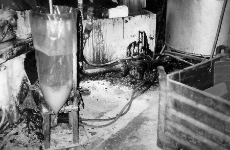 Das Foto zeigt die so genannte Handanlage 102, von der fünf bis sechs in Betrieb waren. Hier wurden Formen von Hand ausgeschäumt und der Mischkopf anschließend mit dem giftigen Trichlorethan ausgewaschen. Diese Anlagen sind vor drei Jahren nach Tschechien verlagert worden. Das Foto zeigt die so genannte Handanlage 102, von der fünf bis sechs in Betrieb waren. Hier wurden Formen von Hand ausgeschäumt und der Mischkopf anschließend mit dem giftigen Trichlorethan ausgewaschen. Diese Anlagen sind vor drei Jahren nach Tschechien verlagert worden.
