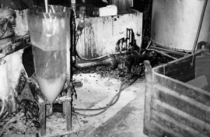 Das Foto zeigt die so genannte Handanlage 102, von der fünf bis sechs in Betrieb waren. Hier wurden Formen von Hand ausgeschäumt und der Mischkopf anschließend mit dem giftigen Trichlorethan ausgewaschen. Diese Anlagen sind vor drei Jahren nach Tschechien verlagert worden.