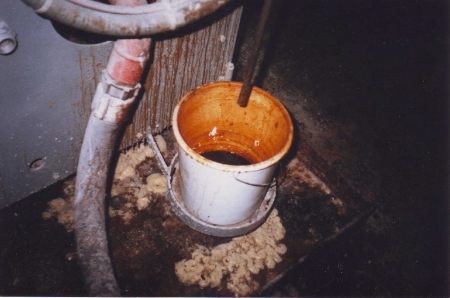 Das Bild vom November 1998 stammt aus der Halle 1 von HP Pelzer Chemie – deutlich erkennbar die Spuren ausgelaufenen Cyanids, mit dem die Arbeiter angeblich gar nicht in Berührung kommen konnten. Mittlerweile sind bereits 39 Arbeiter zum Teil qualvoll zumeist an Krebs verstorben. Von den Kollegen aus dem mittleren Hallenbereich, der am meisten belastet war, ist bereits die Hälfte tot, keiner hat das 65. Lebensjahr erreicht.