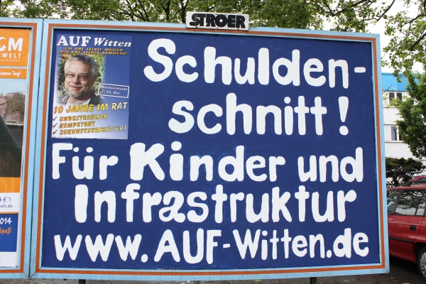 Eine selbstgestaltete Plakatwand aus dem Kommunalwahlkampf 2014 mit einer unserer zentralen Forderungen gegen die Umverteilung. Aus eigener Kraft kommt Witten nicht aus der Schuldenfalle und viele notwen-dige Aufgaben bleiben auf der Strecke. In NRW und bundesweit vernetzen sich alternative AUF Bündnisse, um diese Forderung durchzusetzen. Ein Etappenziel dabei ist ein alternativer Städtetag.