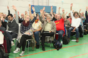 Teilnehmer des Wahlkongresses bei der Abstimmung zum Wahlmanifest