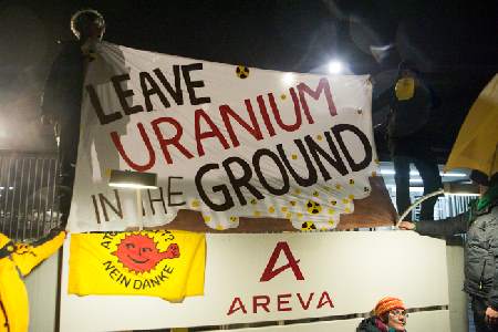 Blockade vor der Brennelemente Fabrik in Lingen. Text auf dem Transparent übersetzt: Lasst das Uran im Boden! Bild von http://weltweit.nirgendwo.info Blockade vor der Brennelemente Fabrik in Lingen. Text auf dem Transparent übersetzt: Lasst das Uran im Boden! Bild von http://weltweit.nirgendwo.info