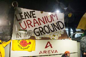 Blockade vor der Brennelemente Fabrik in Lingen. Text auf dem Transparent übersetzt: Lasst das Uran im Boden! - Bild von http://weltweit.nirgendwo.info