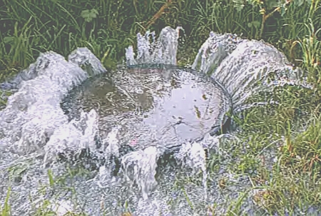 Bei Starkregen quillt eine stinkende Brühe aus dem Grotenbach. Dieser mit Gullis verschlossene unterirdische Kanal führt Abwässer u.a. von Pelzer, Degussa/Sasol in die Emscher. Seit Jahren beanstanden Anwohner und AUF Witten diese Grundwasserverseuchung, ohne dass die Behörden einschreiten.