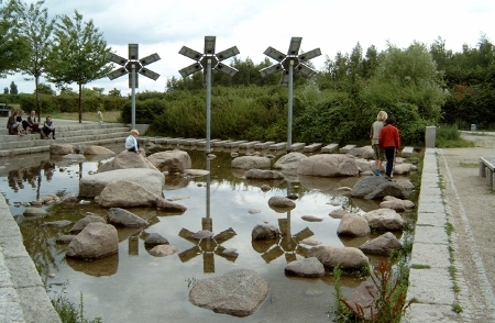 Pflanzenkläranlage und Teich mit Wasserumwälzung durch Sonnen-energie für die Max-Schmeling-Halle am Prenzlauer Berg, Berlin Pflanzenkläranlage und Teich mit Wasserumwälzung durch Sonnen-energie für die Max-Schmeling-Halle am Prenzlauer Berg, Berlin