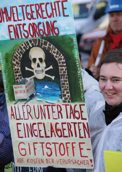 Text auf dem Plakat: Umweltgerechte Entsorgung aller unter Tage eingelagerten Giftstoffe - auf Kosten der Verursacher!