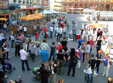 Der Abbau von Kinderspielplätzen widerspricht der städtischen Aussage, dass „trotz der auf lange Sicht bestehenden finanziellen Beschränkungen“ die Attraktivität der Stadt erhalten bleibe. (Bild von der Aktion „Für ein kinderfreundliches Witten“ 2011)