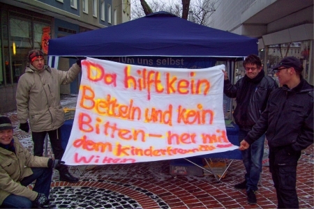 Kinderfreundliches Witten als Gegenentwurf zur derzeitigen Politik. Das Transparent wurde von Kindern gesprüht. Kinderfreundliches Witten als Gegenentwurf zur derzeitigen Politik. Das Transparent wurde von Kindern gesprüht.