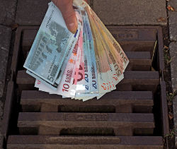 Geld in den Gulli – in Witten leider Realität! - Bild von Ernst Rose, pixelio.de Geld in den Gulli – in Witten leider Realität! - Bild von Ernst Rose, pixelio.de